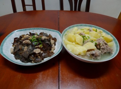 2012/6/6晚餐：木耳炒肉+龙骨汤炖土豆